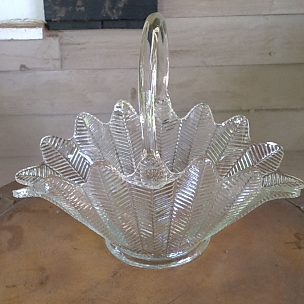 Vintage LE Smith Glass Co. Fern leaf feather basket